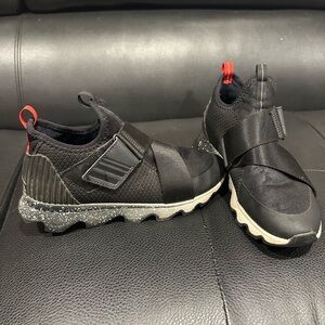 Stylish Black womens Sorel Sneakers Size 8